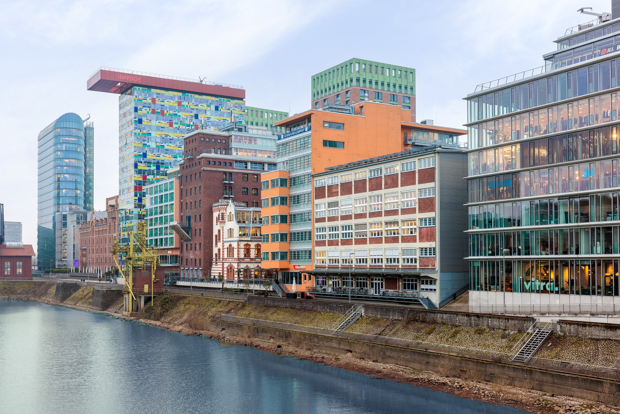 Architektur und Ufer im Düsseldorfer Medienhafen